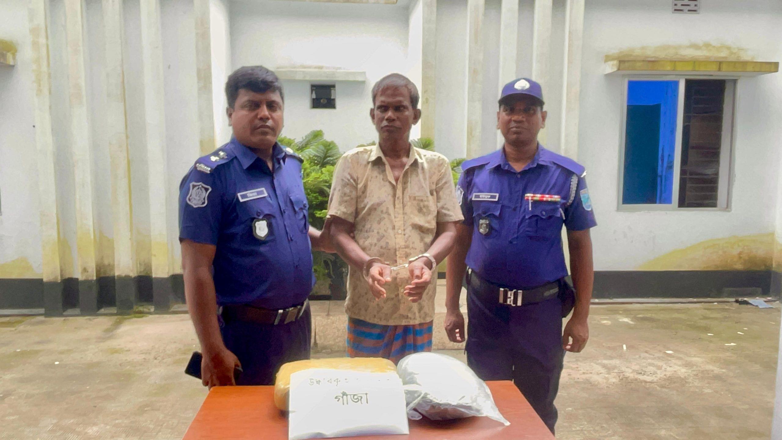 ধামরাইয়ে চার কেজি গাঁজাসহ মাদক ব্যবসায়ী গ্রেপ্তার