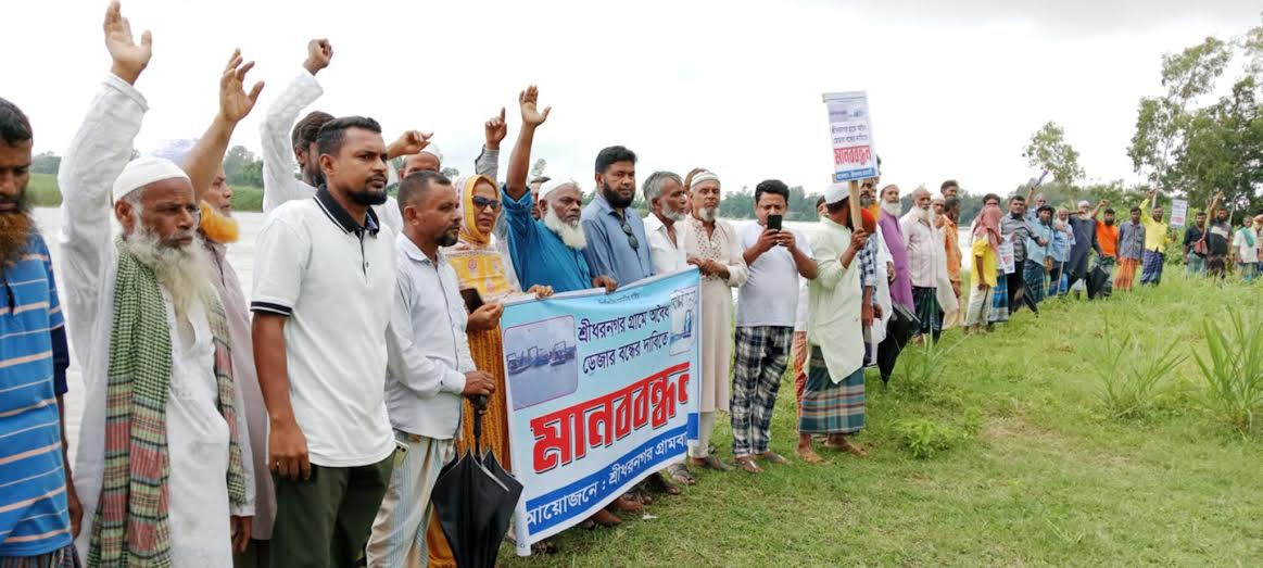 ঘিওরে সরকারি প্রাথমিক বিদ্যালয় মসজিদ, কবরস্থান, মাদ্রাসা ও গ্রাম রক্ষার্থে মানববন্ধন 