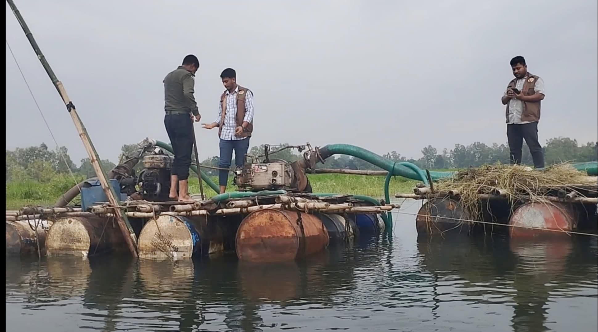 ঘিওরে অবৈধ ড্রেজার মেশিন দিয়ে মাটি কাটার বিরুদ্ধে ইউএনও  ও সেনাবাহিনীর অভিযান 