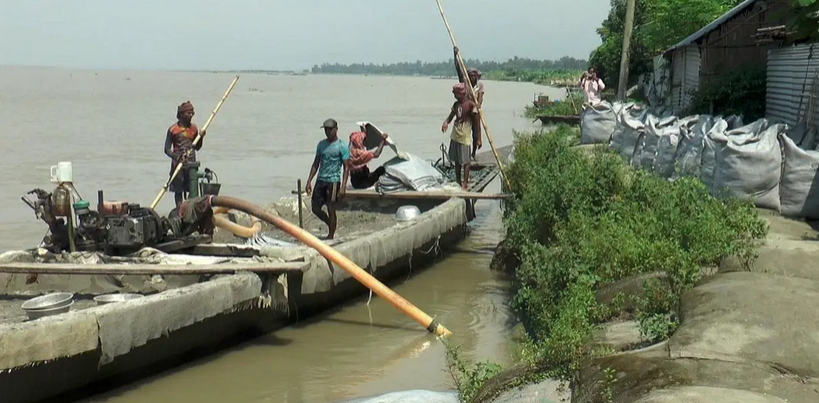 টাঙ্গাইলে পানি উন্নয়ন বোর্ডের গাফলতিতে শত শত হেক্টর জমি ও ঘরবাড়ি হুমকির মুখে
