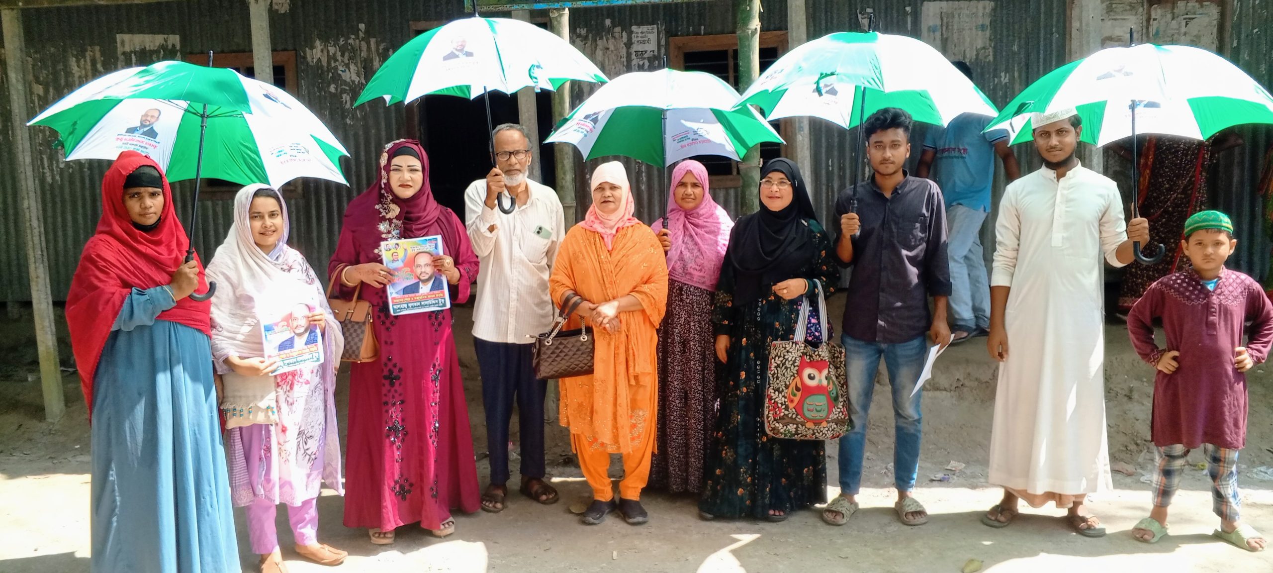 টাঙ্গাইলে বিভিন্ন স্কুল কলেজের শিক্ষকদের মাঝে টুকুর পক্ষে ছাতা বিতরণ