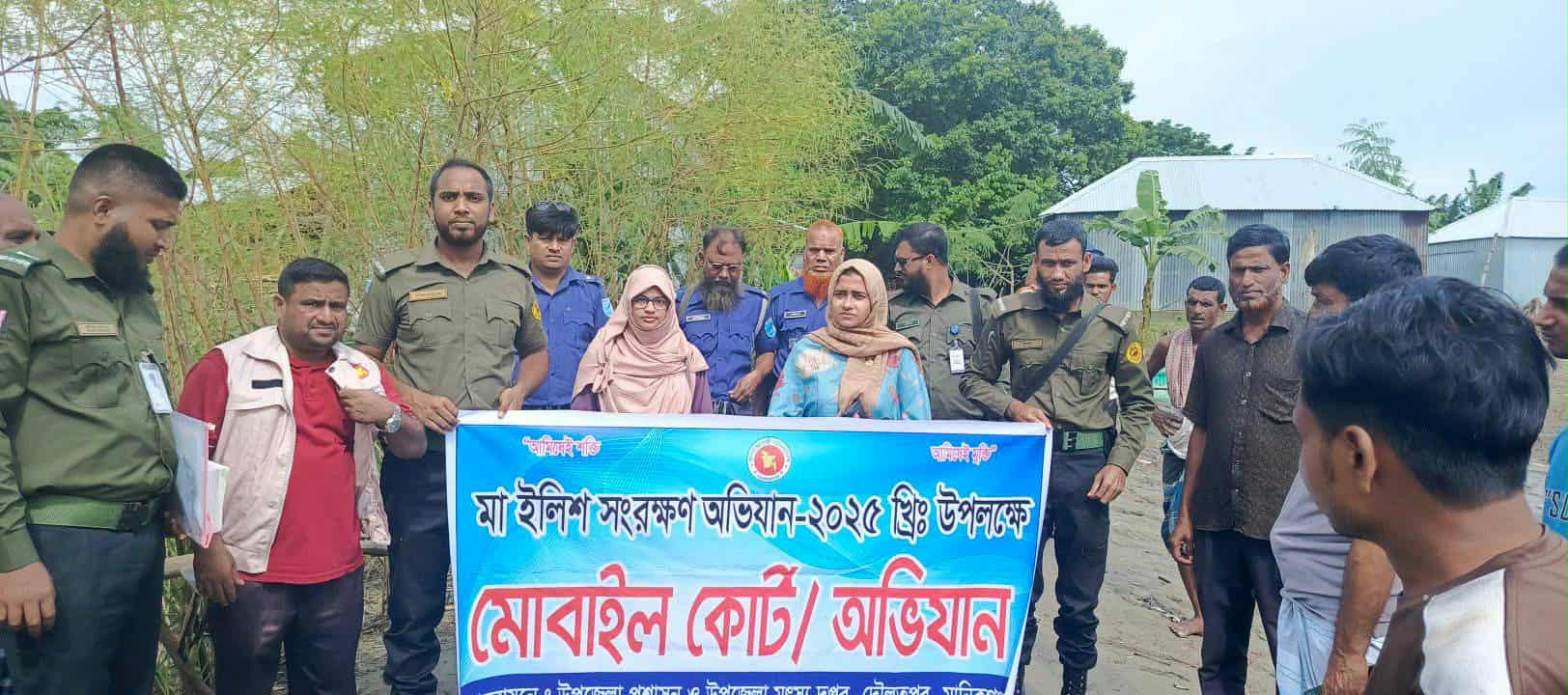 দৌলতপুরে যমুনা নদীতে মোবাইল কোর্ট পরিচালনা জাল ও নৌকা জব্দ