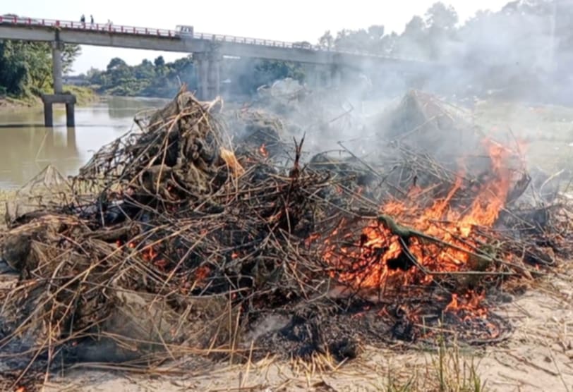 ঘিওরে নিষিদ্ধ চায়না দুয়ারী জাল’ বিরোধী অভিযানে জব্দকৃত জাল আগুনে পুড়িয়ে ধ্বংস