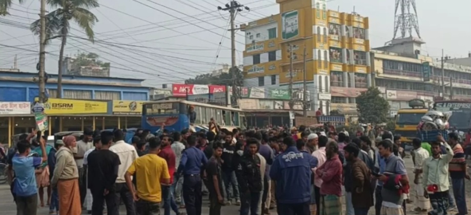 সিরাজগঞ্জে ট্রাক শ্রমিক ইউনিয়ন অফিসে হামলার প্রতিবাদে তিন ঘন্টা সড়ক অবরোধ