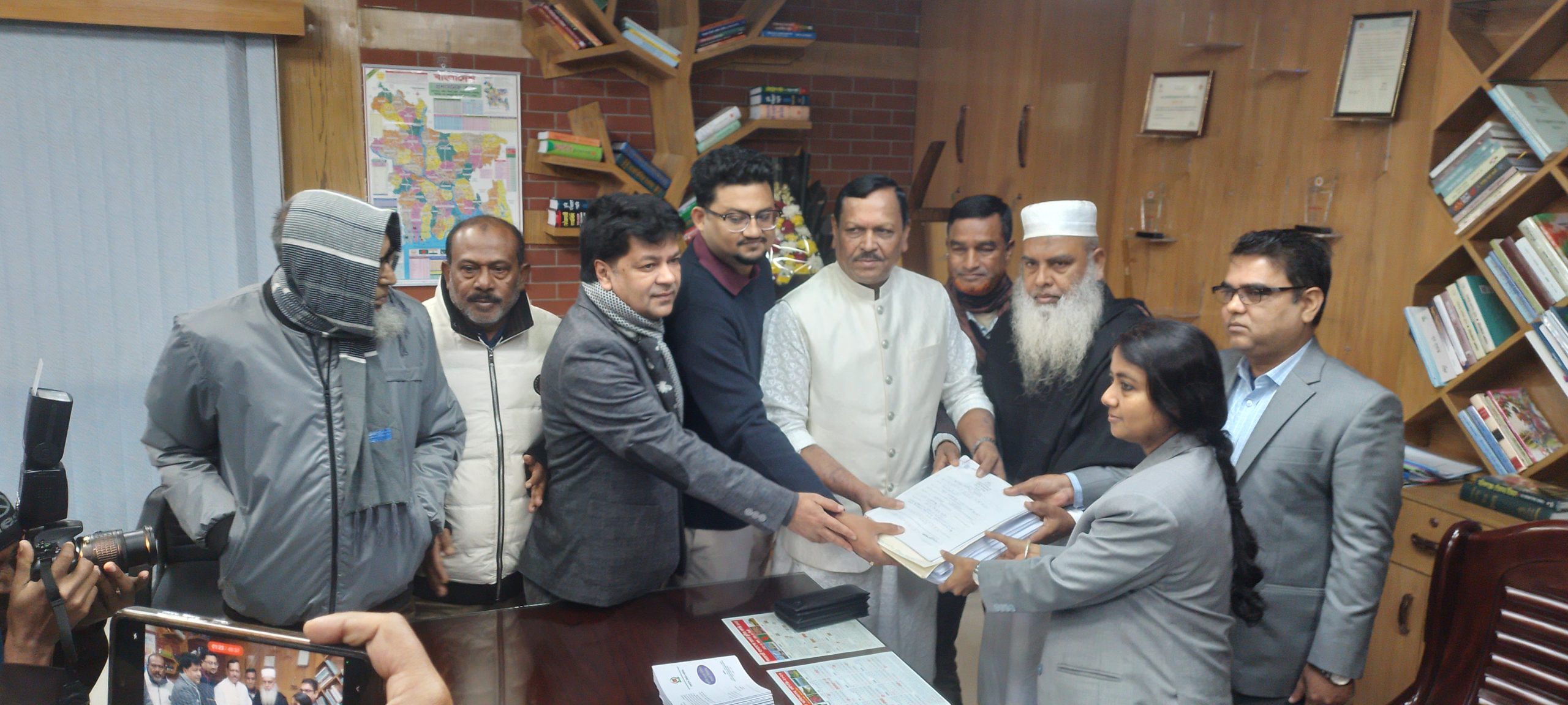 মানিকগঞ্জ-১ আসনে বিএনপি’র প্রার্থী এস এ জিন্নাহ কবিরের মনোনয়নপত্র দাখিল