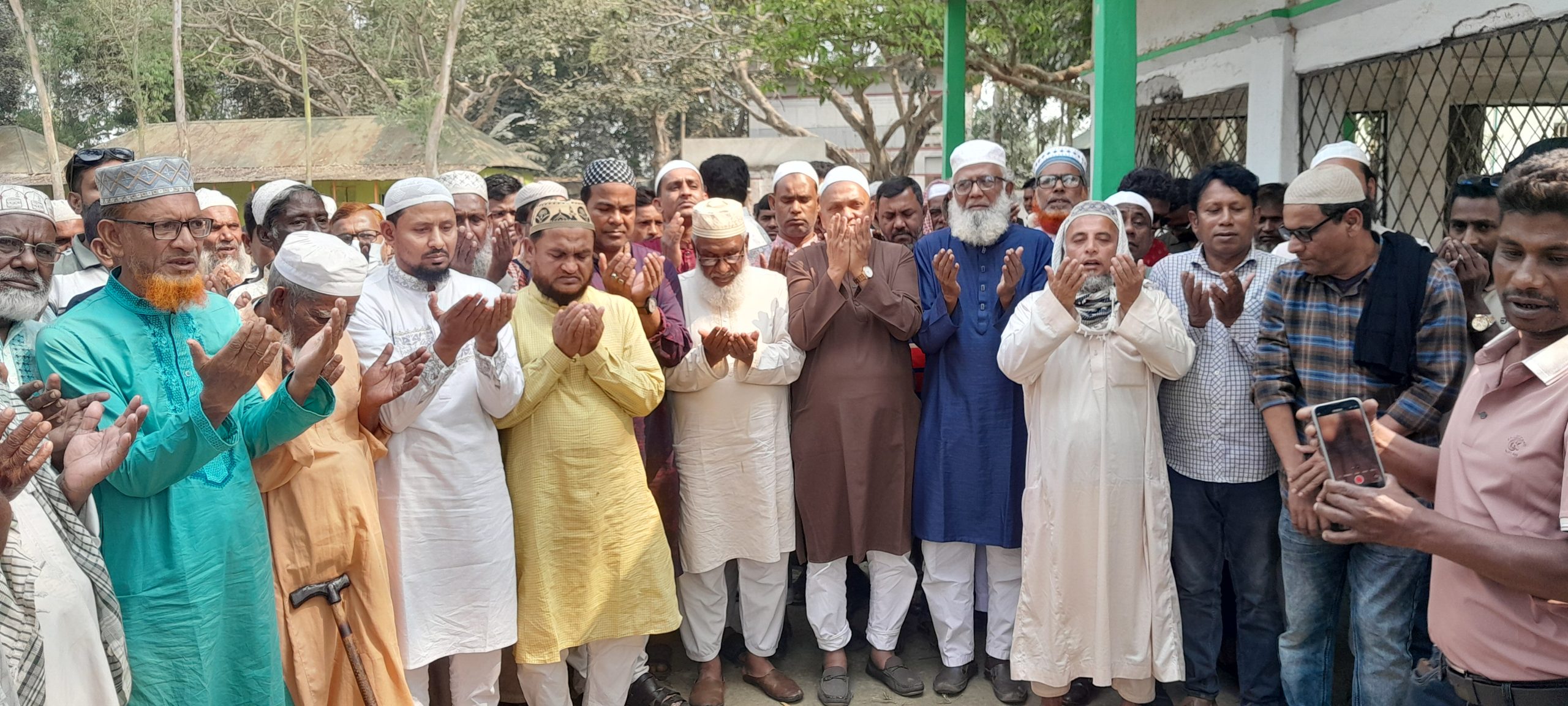 ছোনগাছায় মাজার জিয়ারত করলেন এমপি সেলিম রেজা