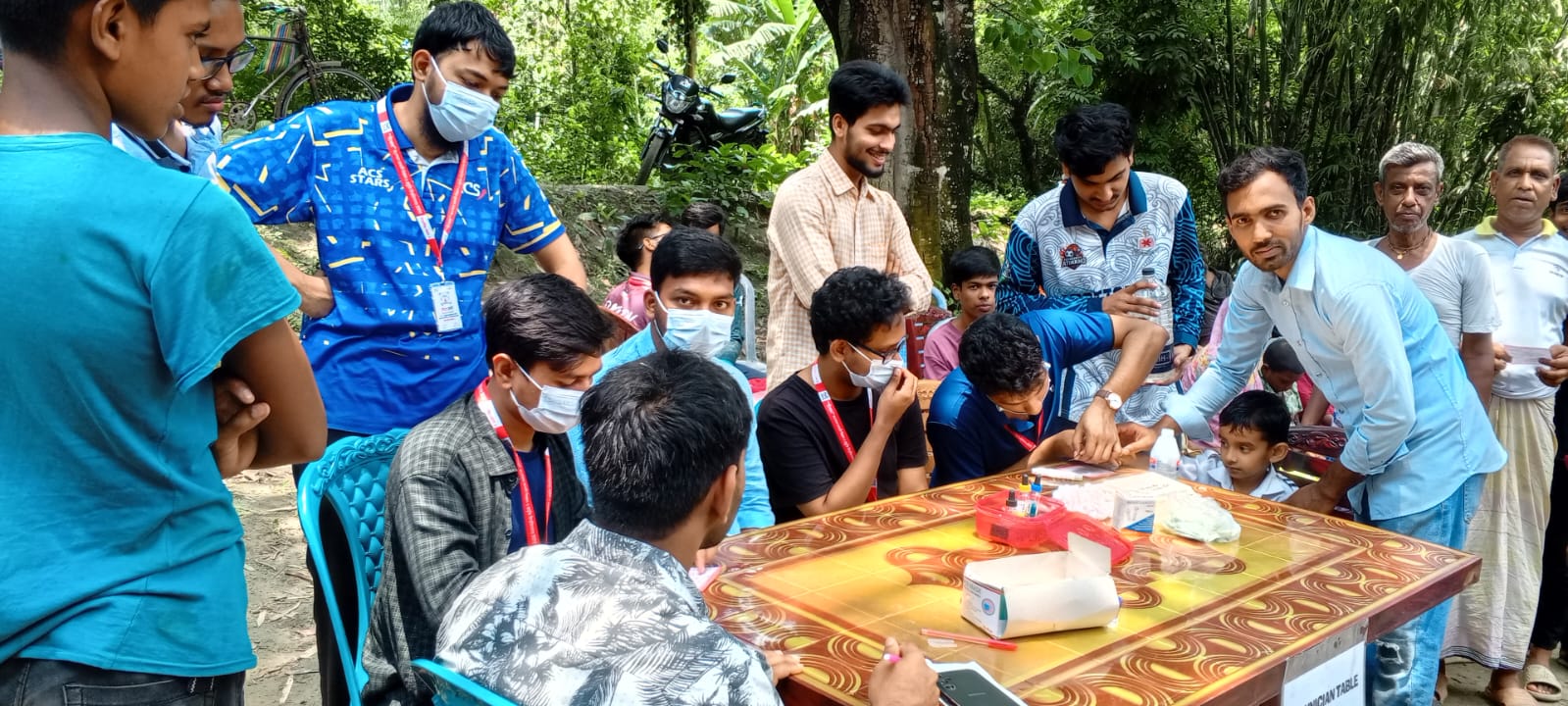 টাঙ্গাইলে বড় বেলতা গ্রামে রক্তদাতা সংগঠন বাঁধন এর পক্ষ থেকে বিনামূল্যে রক্তের গ্রুপ নির্ণয়