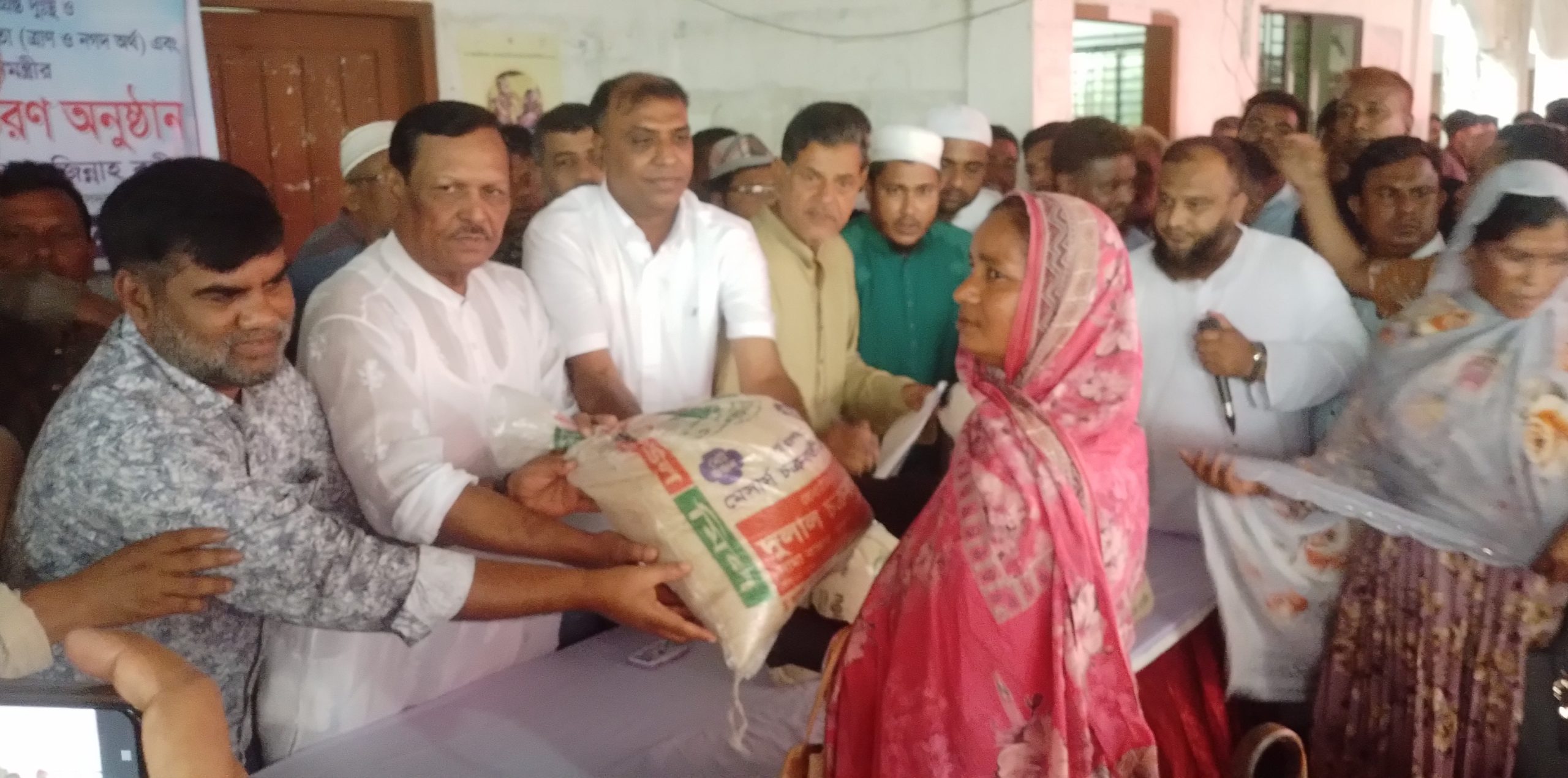 দৌলতপুরে প্রধানমন্ত্রীর ঈদ উপহার নগদ অর্থ বিতরণ