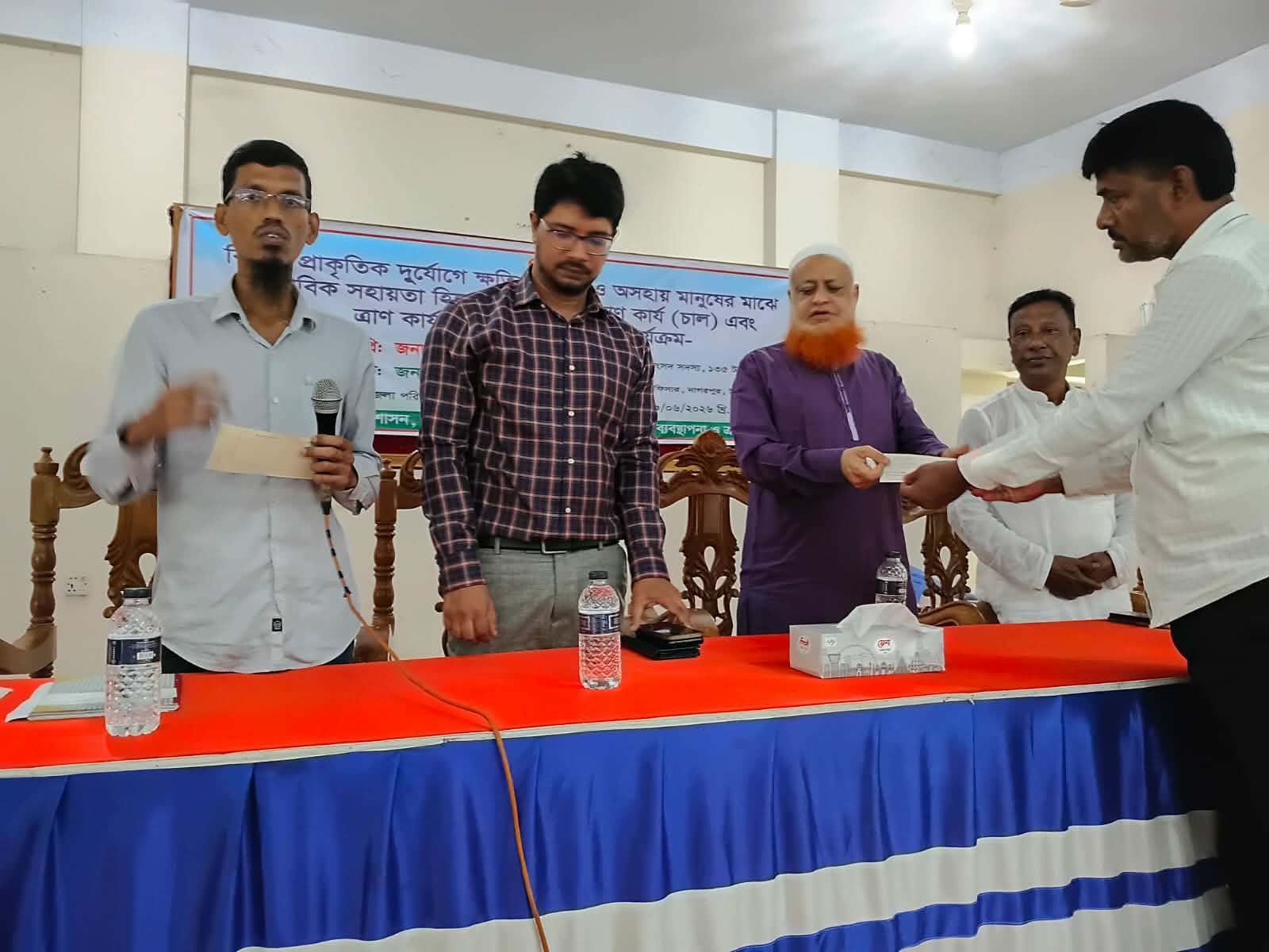 নাগরপুরে দুর্যোগে ক্ষতিগ্রস্তদের নগদ সহায়তা ও জিআর চাল বিতরণ